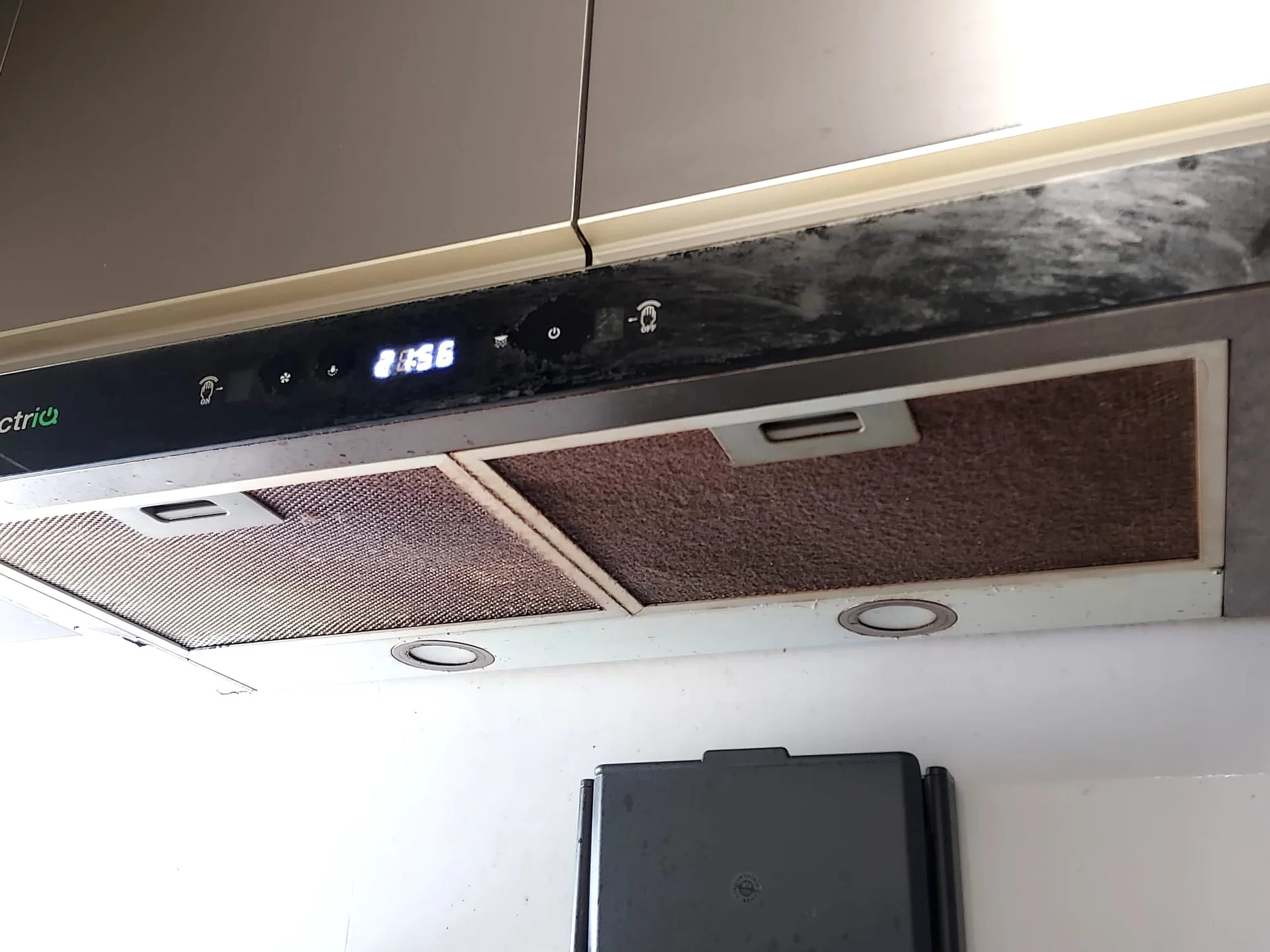 抽油煙機面板及金屬濾網可見積油