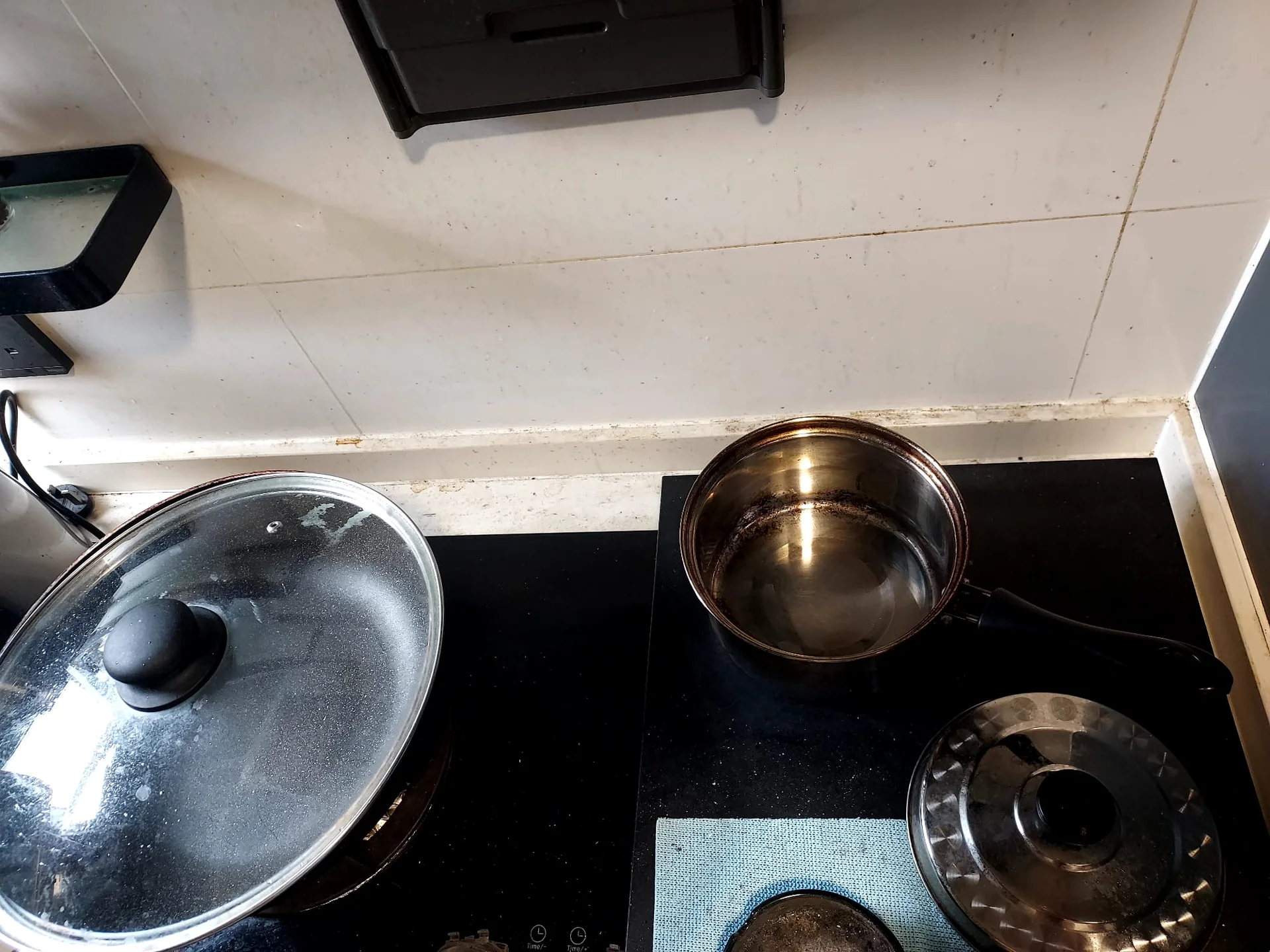 煮食爐後方牆磚及檯面後沿的污跡