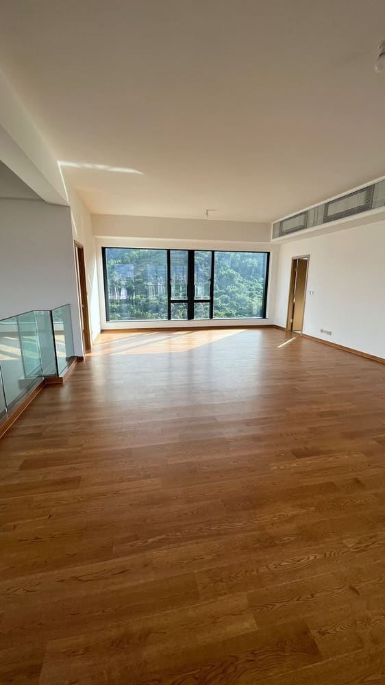 空置房間木地板及窗戶全景