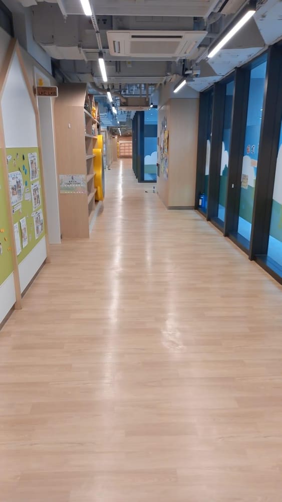 商業室內走廊與地面反光全景