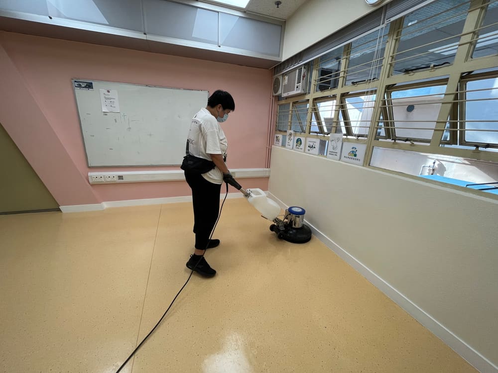 工作人員使用地板機清洗課室地面