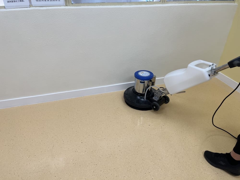 洗地機與淺色地面作業近鏡