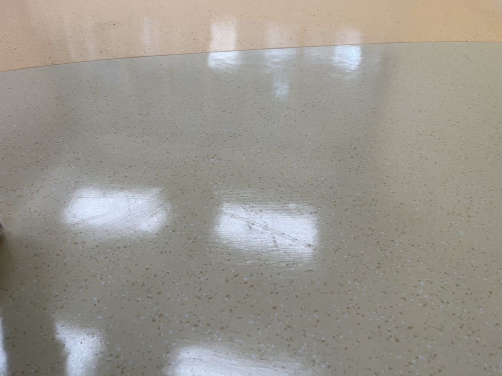 淺色地面反光與表面痕跡近鏡