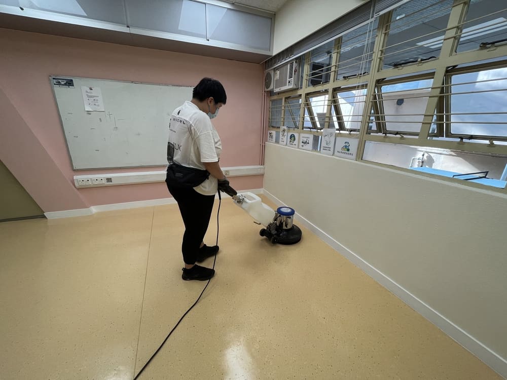 工作人員操作洗地機清潔室內地面