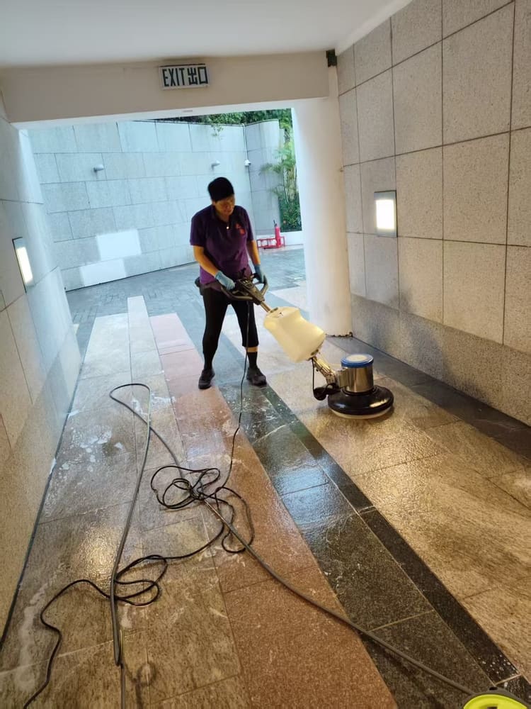 工作人員以洗地機清潔室內地面