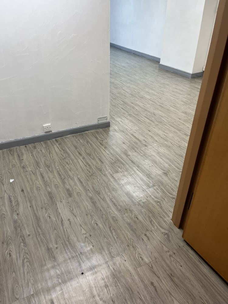 房間通道及木紋地面全景