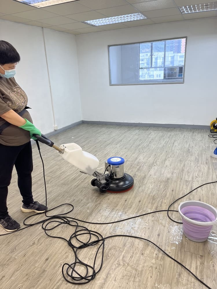 洗地機、電線與木紋地面操作近景