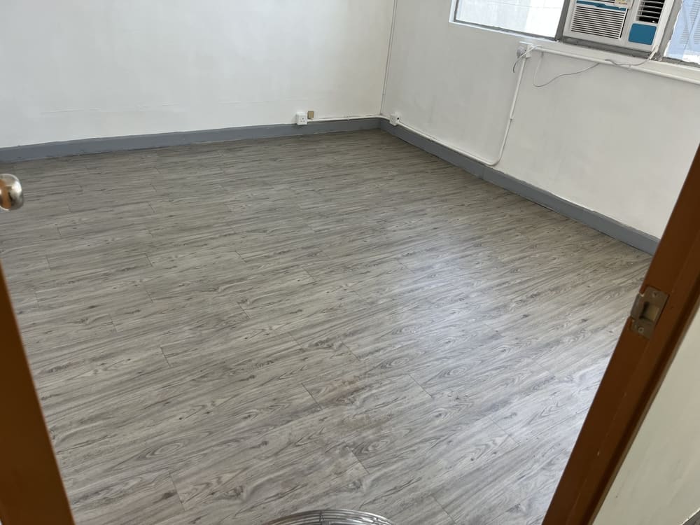 室內灰色木紋地面全景