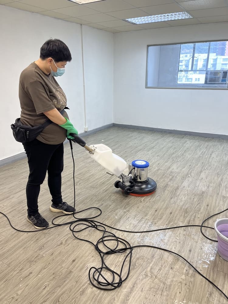 工作人員操作洗地機清潔木紋地面
