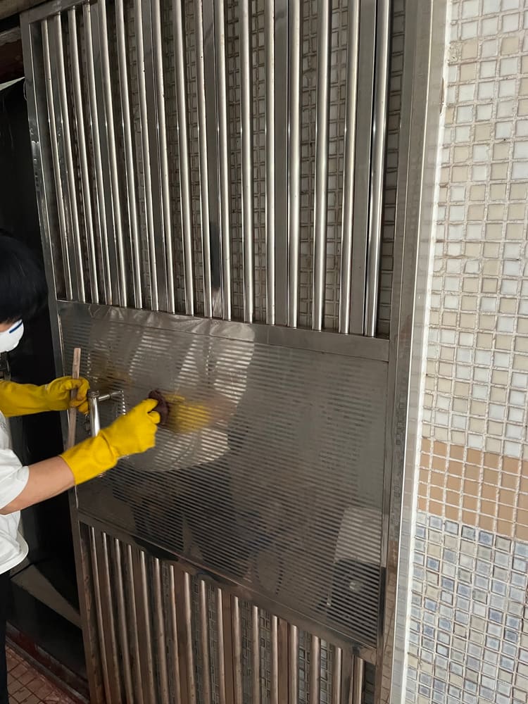 商業廚房抽油煙機隔油網人手清潔