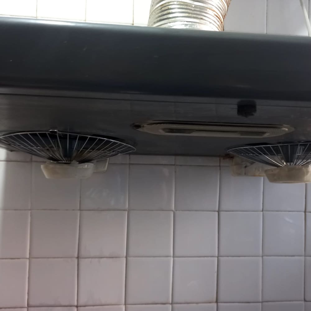 抽油煙機底部及濾網積油清潔前