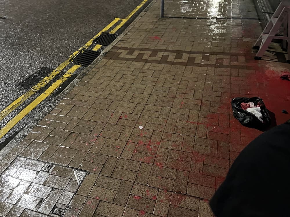 行人路磚面紅油漆污漬