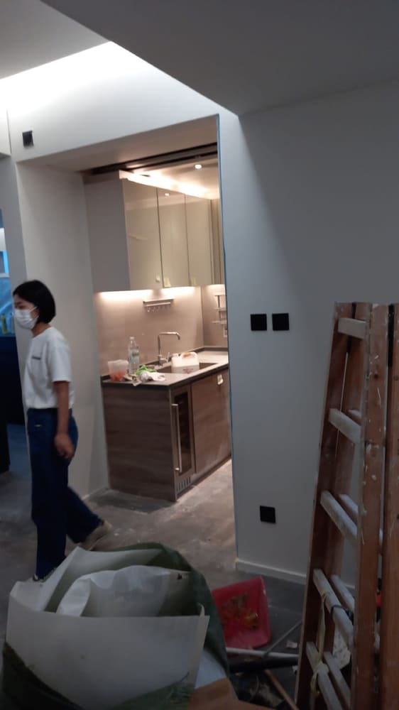 職員裝修現場巡視準備清潔工作